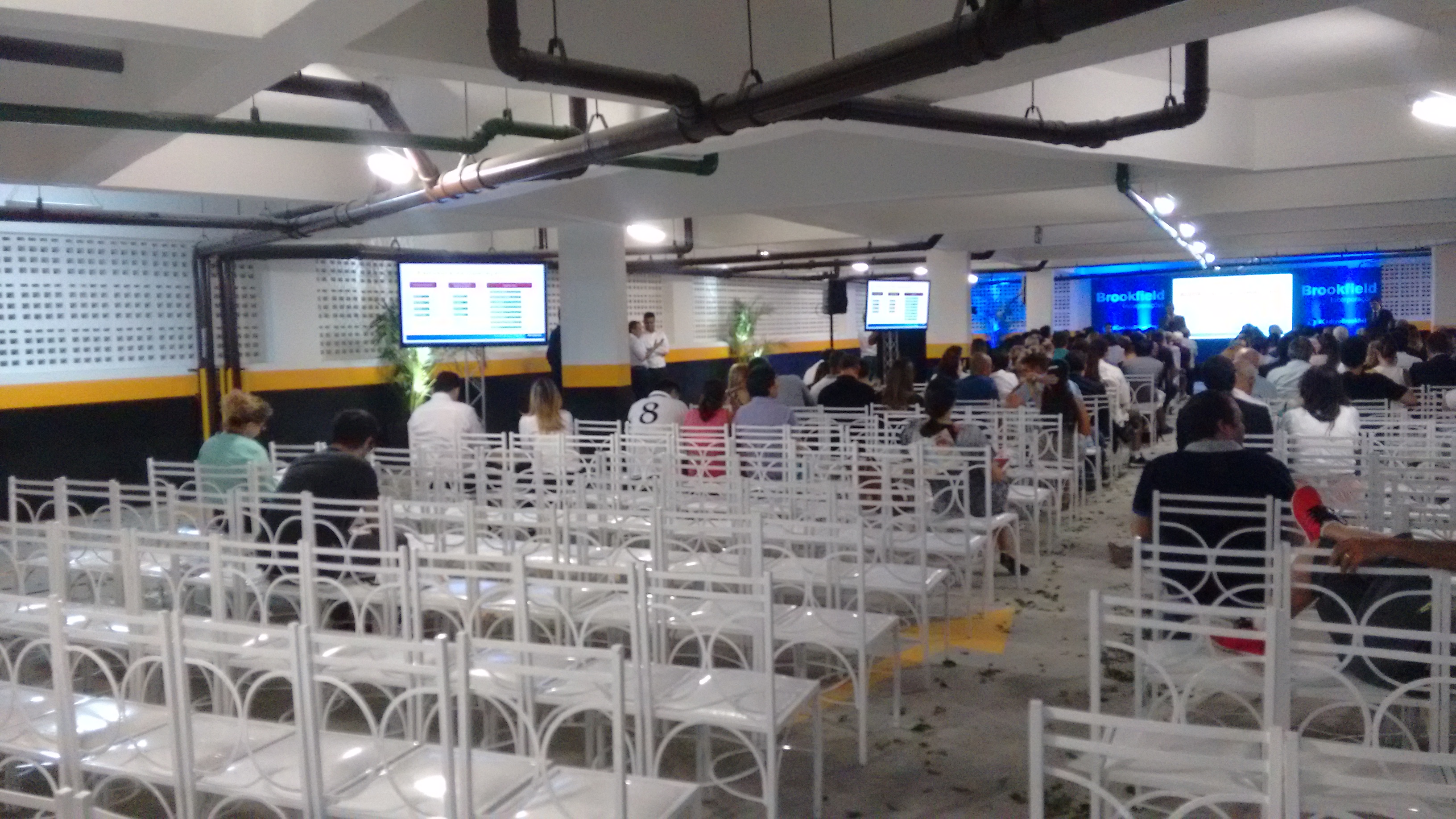 Sonorização, Projeção, Iluminações Cênicas e Tvs de 49 polegadas Assembleia condomínio.